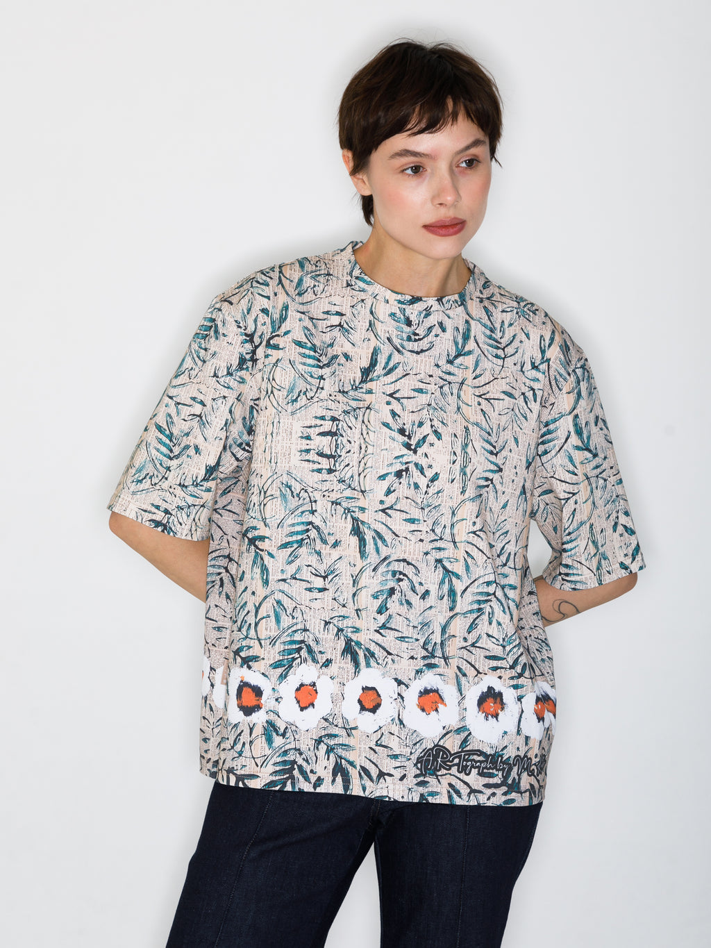 T-Shirt mit Book & Flowers Allover-Print
