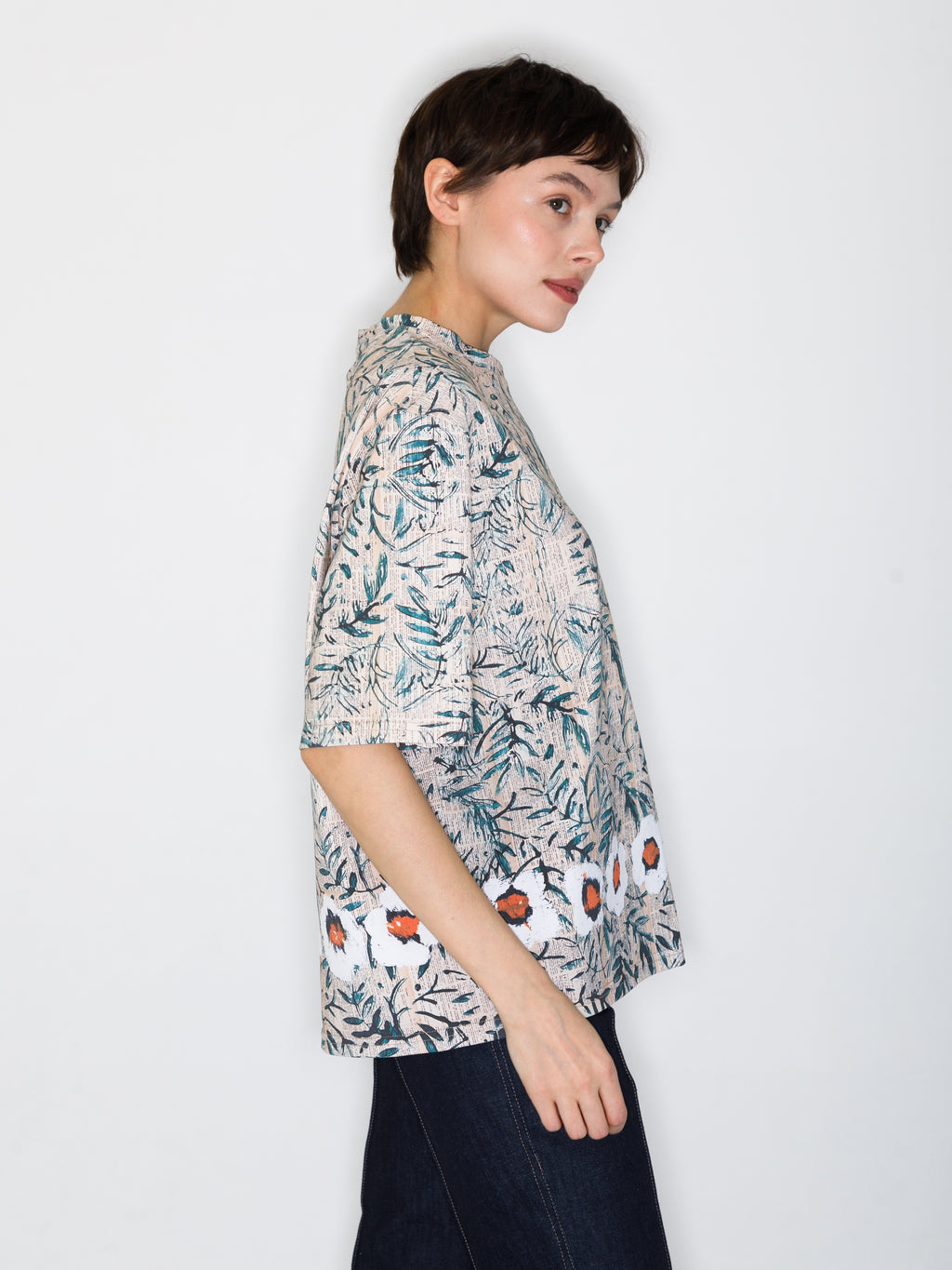 T-Shirt mit Book & Flowers Allover-Print