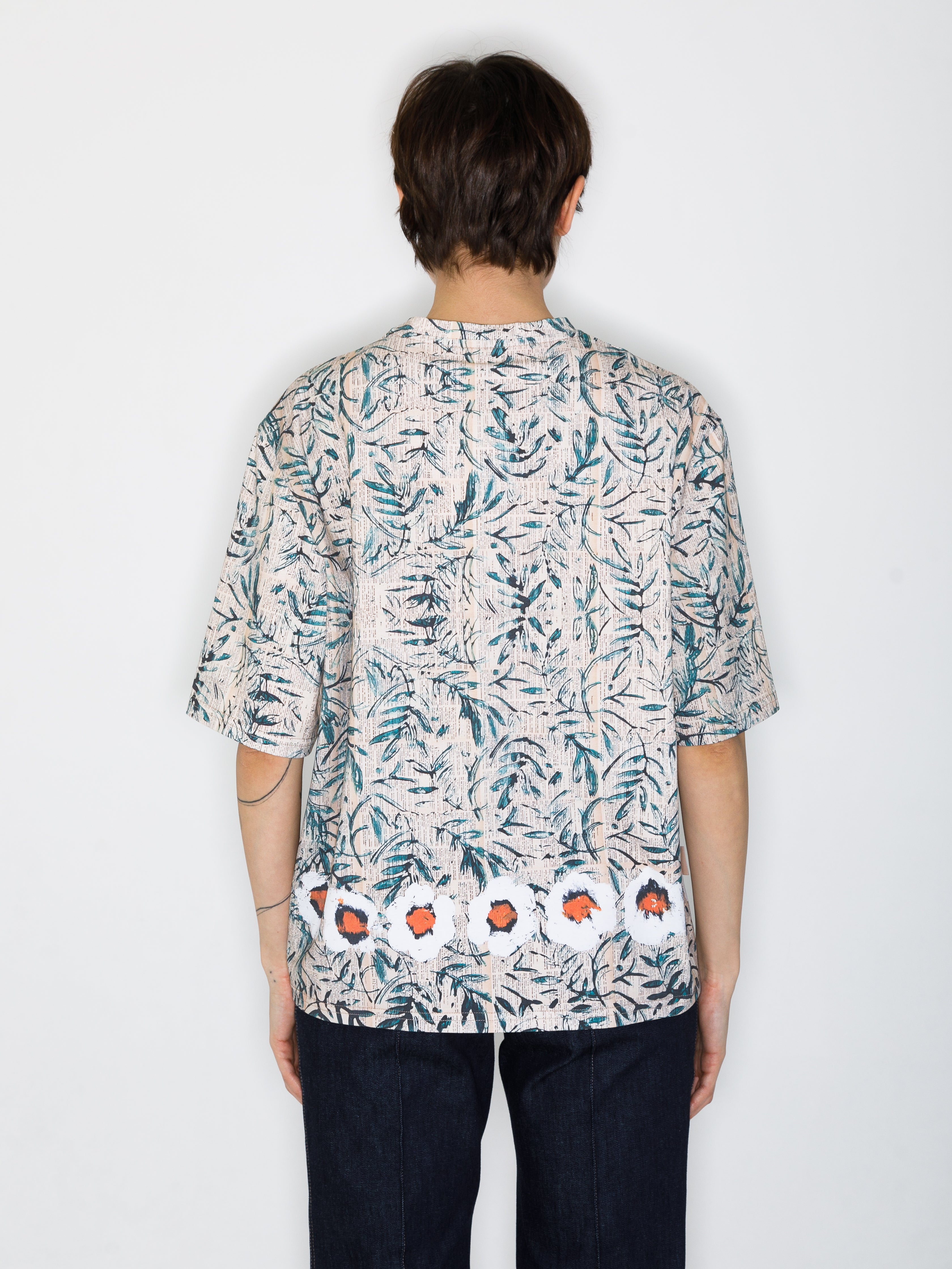 T-Shirt mit Book & Flowers Allover-Print