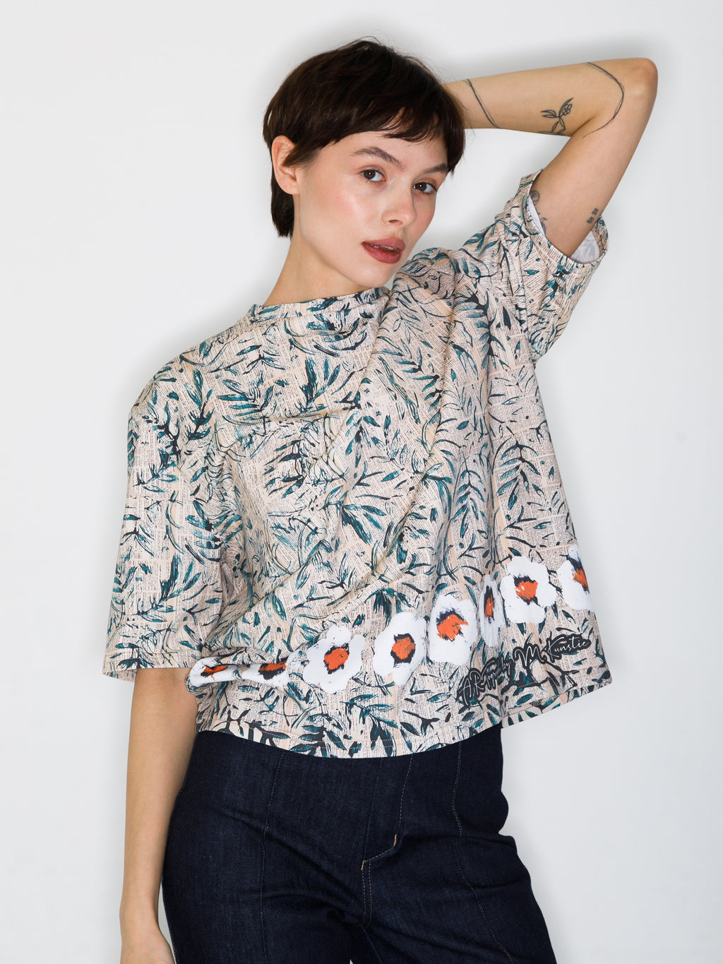 T-Shirt mit Book & Flowers Allover-Print