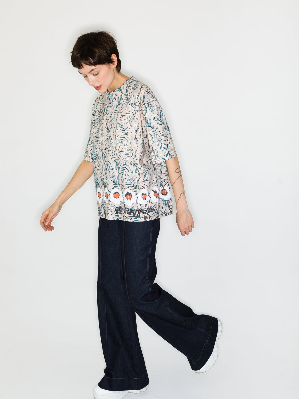 T-Shirt mit Book & Flowers Allover-Print